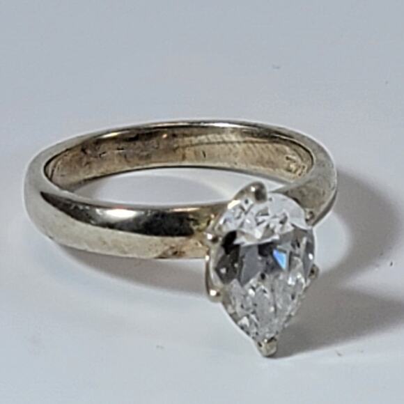 None and/or Unknown Jewelry - Vintage Silver Pear-Shaped Diamond Ring, Elegant Solitaire with Timeless Design